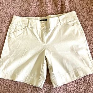 NY&CO midi shorts. Off white and in excellent condition. Mid rise